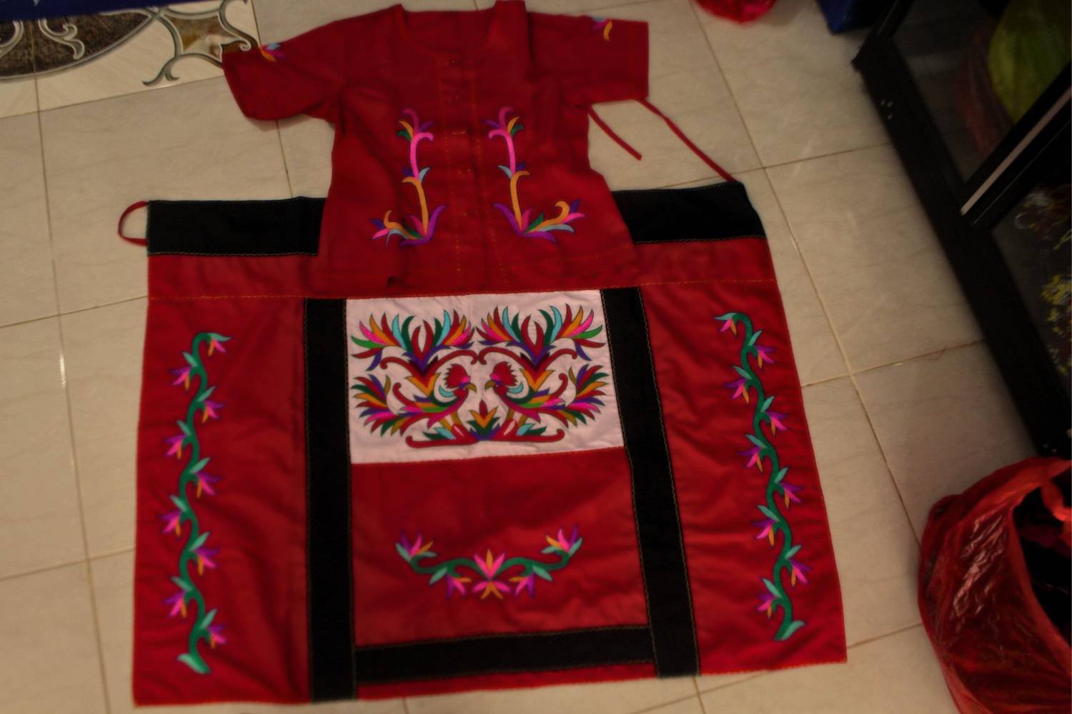 Baju Adat Tumpar Merah Wanita